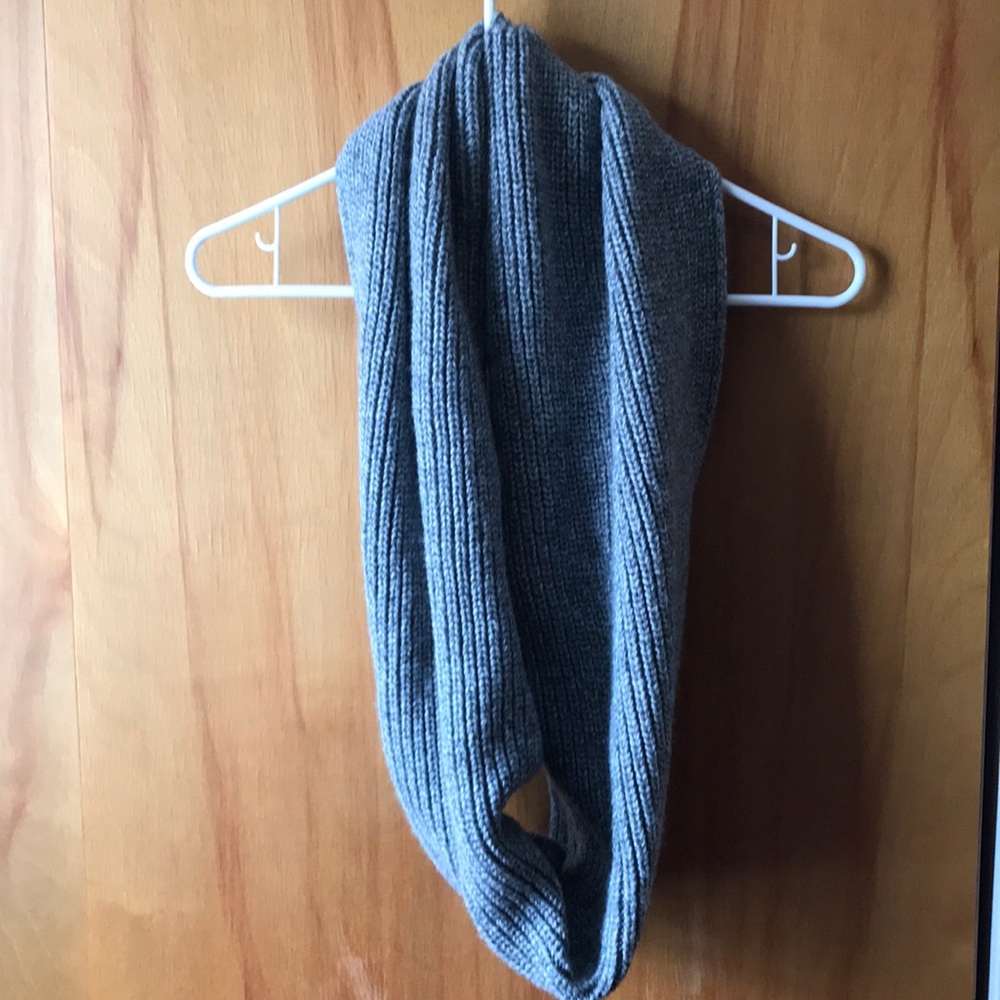 NWOT H&M Mens Gray Infinity Scarf